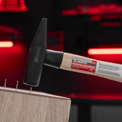 Молоток слесарный, 400 г, квадратный боек, деревянная рукоятка Matrix по ценам производителя в Москве с доставкой по всей России