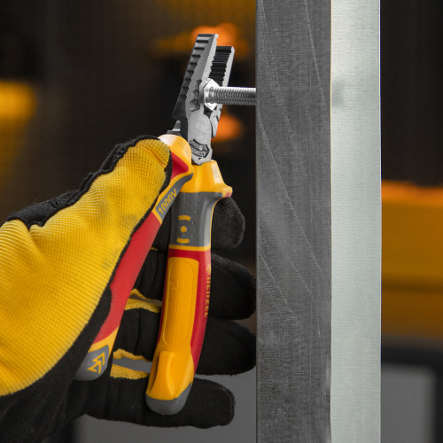 Плоскогубцы комбинированные, диэлектрические трехкомпонентные рукоятки до 1000 В, 165 мм Denzel по ценам производителя в Москве с доставкой по всей России