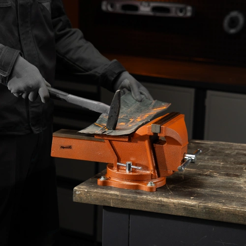 Тиски слесарные, 200 мм, поворотные, с наковальней Sparta по ценам производителя в Москве с доставкой по всей России