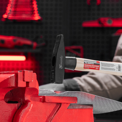 Молоток слесарный, 300 г, квадратный боек, деревянная рукоятка Matrix по ценам производителя в Москве с доставкой по всей России