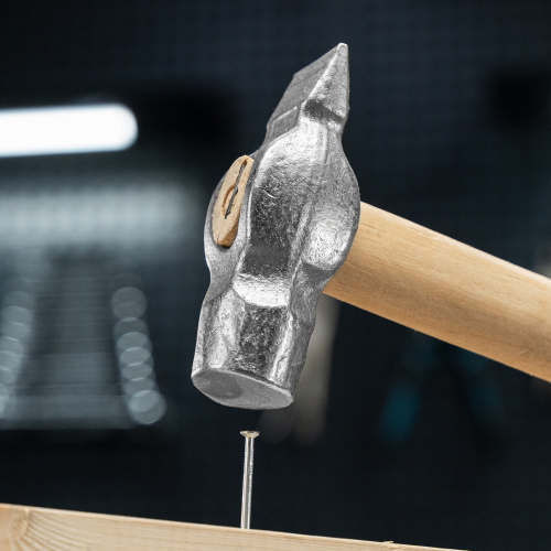 Молоток слесарный, 600 г, круглый боек, деревянная рукоятка по ценам производителя в Москве с доставкой по всей России