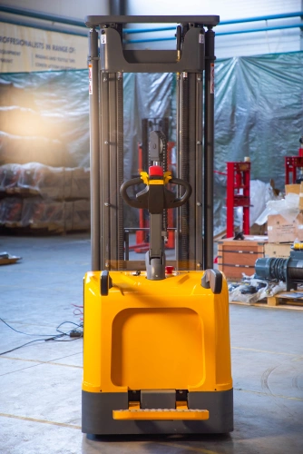 Штабелер самоходный 1,5 т 5,6 м XILIN CDDK15-III 24/200 В/Ач (с платформой) по ценам производителя в Москве с доставкой по всей России