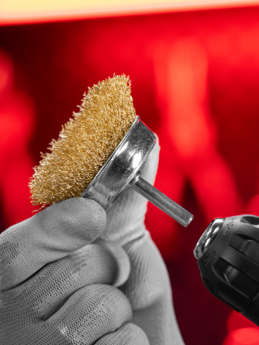 Щетка для дрели, 65 мм, "чашка" со шпилькой, латунированная витая проволока Matrix по ценам производителя в Москве с доставкой по всей России