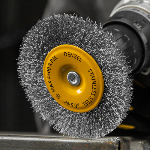 Щетка для дрели 100 мм, Плоская, со шпилькой, нержавеющая витая проволока Denzel по ценам производителя в Москве с доставкой по всей России