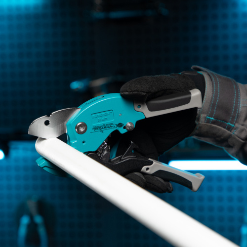 Ножницы для резки изделий из ПВХ, D до 36 мм, двухкомпонентные рукоятки, рабочий стол для плоских изделий Gross по ценам производителя в Москве с доставкой по всей России