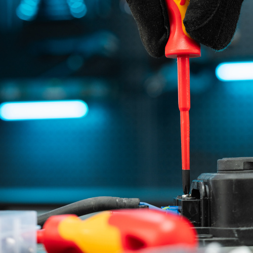 Набор отверток диэлектрических до 1000 В, 8 шт, тестер, CrMo, двухкомпонентные рукоятки Gross по ценам производителя в Москве с доставкой по всей России