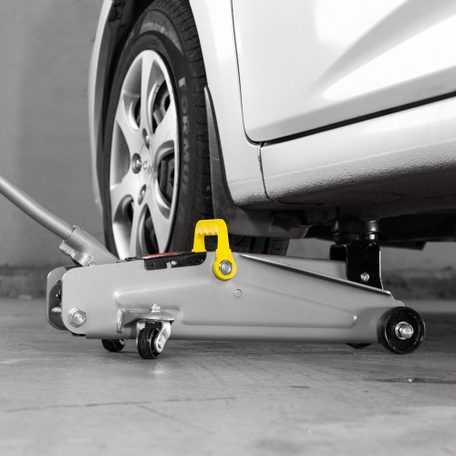 Домкрат гидравлический подкатной, 2 т, высота подъема 135-385 мм, в пластиковый кейсе Matrix по ценам производителя в Москве с доставкой по всей России