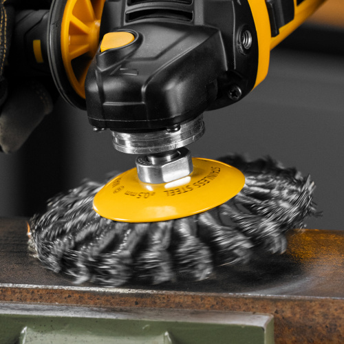 Щетка для УШМ, 125 мм, "Тарелка", крученая нержавеющая проволока 0.5 мм, М14 Denzel по ценам производителя в Москве с доставкой по всей России