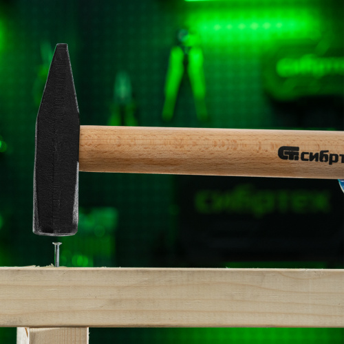 Молоток слесарный 800 г, квадратный боек, деревянная рукоятка Сибртех по ценам производителя в Москве с доставкой по всей России