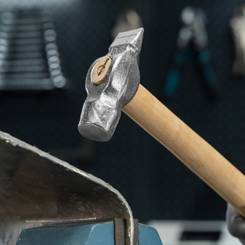 Молоток слесарный, 600 г, круглый боек, деревянная рукоятка по ценам производителя в Москве с доставкой по всей России